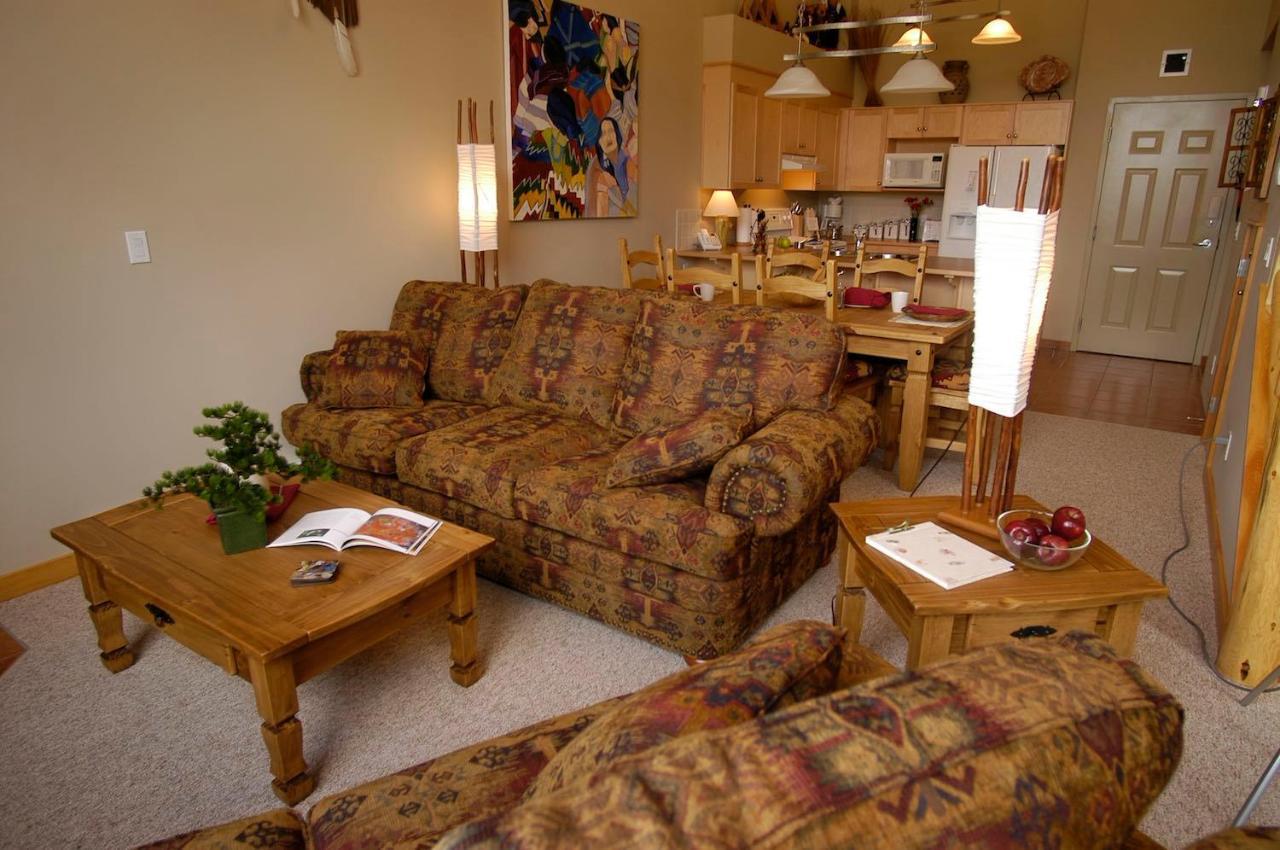 Apartment 406, Indigenous Artefacts Канмор Екстериор снимка