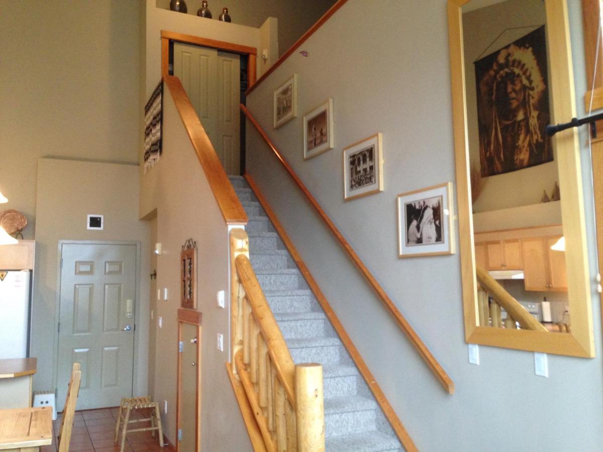 Apartment 406, Indigenous Artefacts Канмор Екстериор снимка